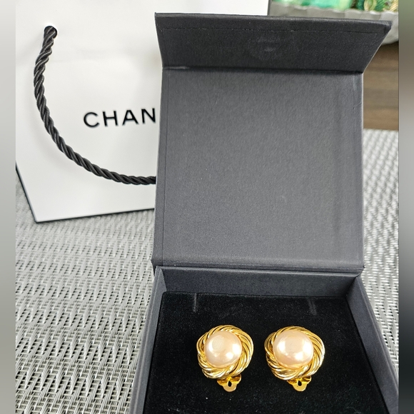 Chanel Vintage Clip Earrings - Picture 1 of 8